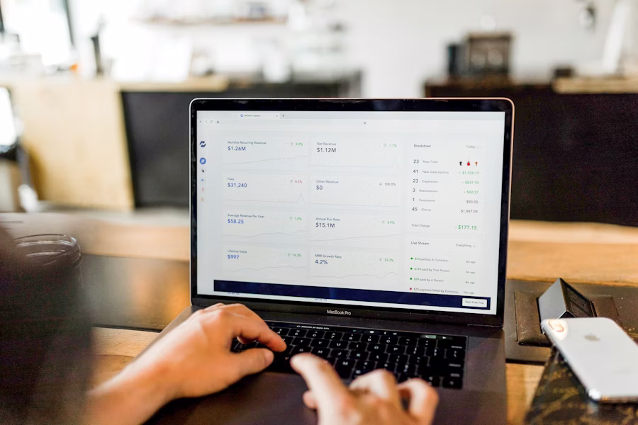 Pessoa trabalhando em notebook com site de conteúdo