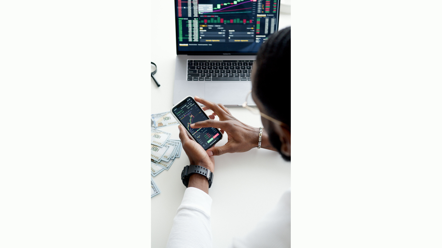 Pessoa declarando investimentos no Imposto de Renda com notebook, gráficos e informes financeiros