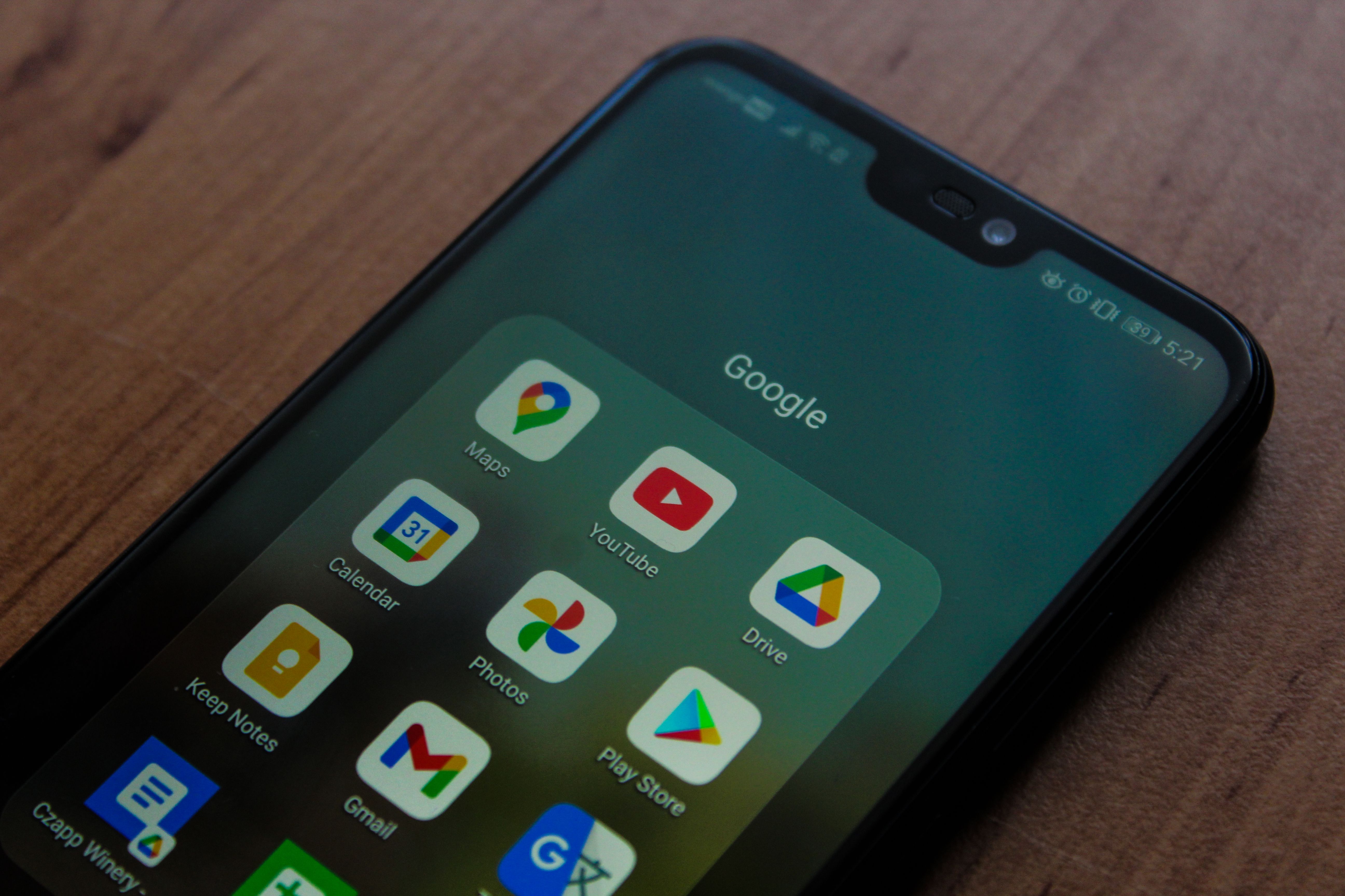 Pessoa protegendo a conta Google no celular e no computador