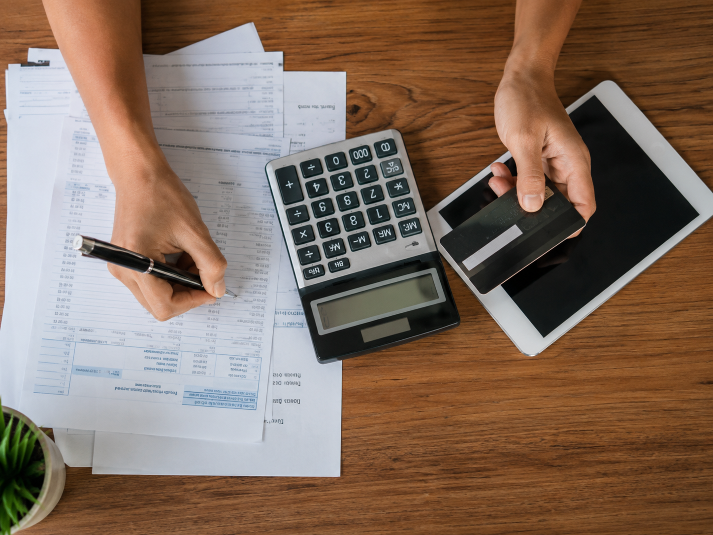Pessoa organizando dívidas e finanças pessoais