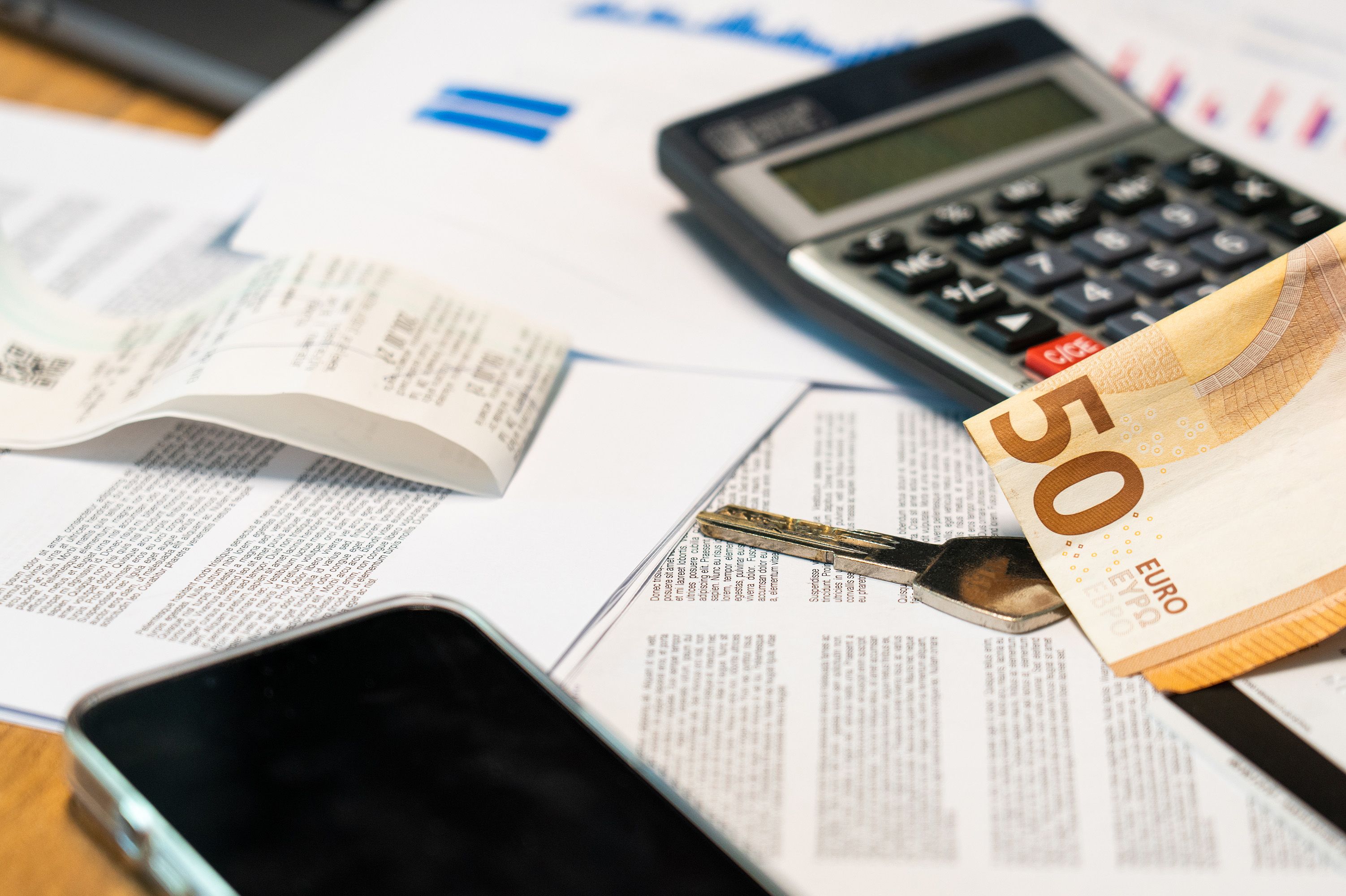 Pessoa analisando consórcio, carta de crédito, parcelas e planejamento financeiro