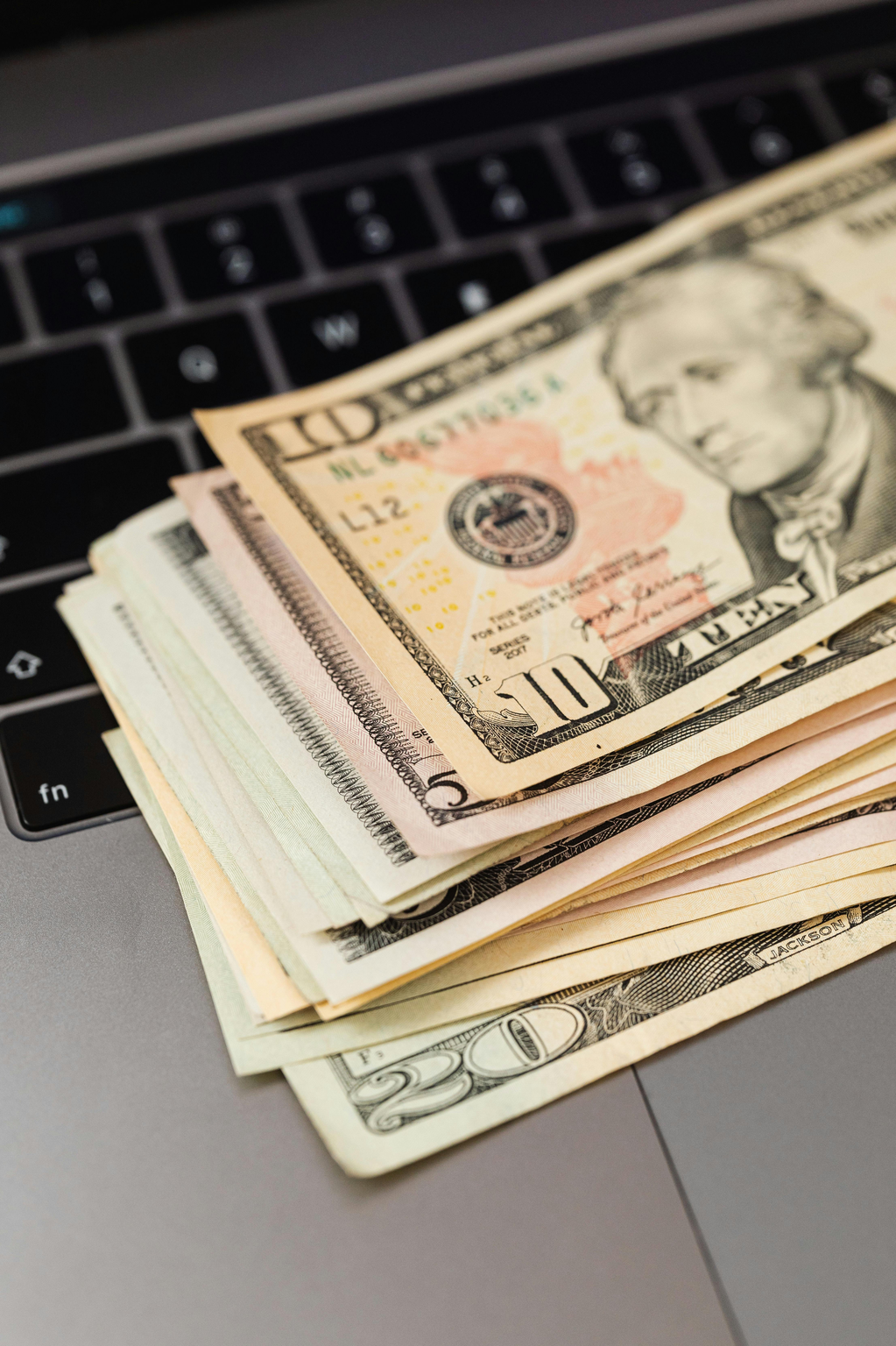 Dólar, real brasileiro e gráficos de câmbio em contexto educativo