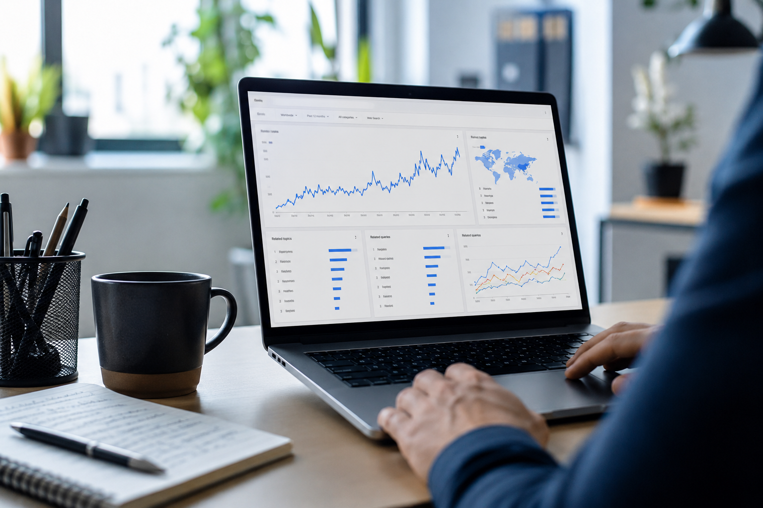 Pessoa analisando aprovação de site no AdSense