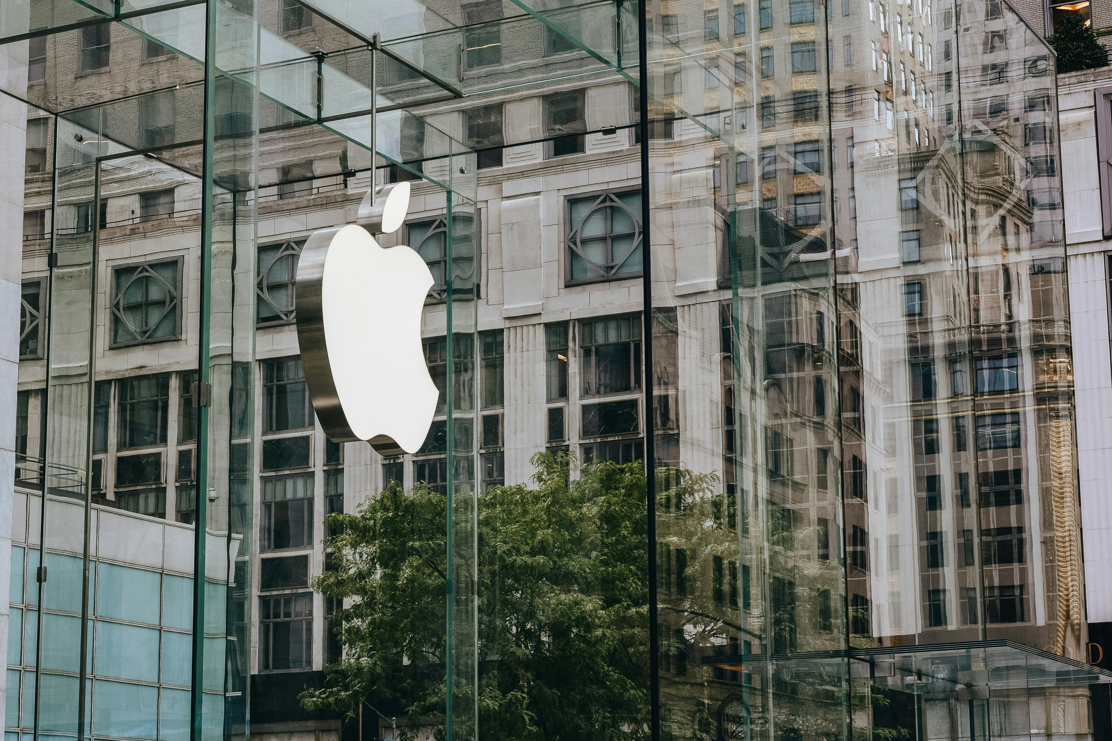 Imagem futurista representando os iPhones 18, com celulares modernos e tecnologia da Apple