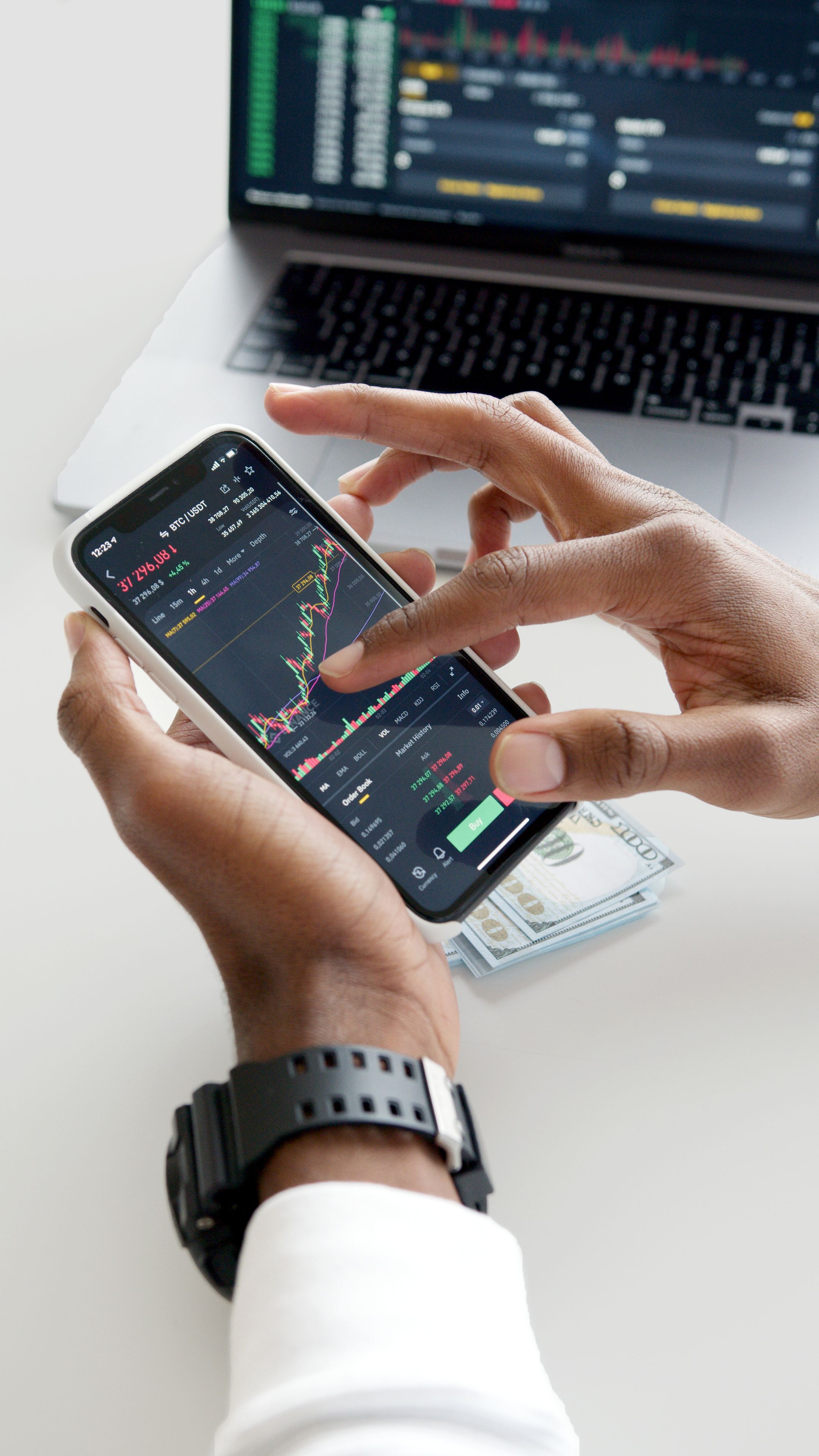 Pessoa começando a investir em 2026 com gráficos e planejamento financeiro